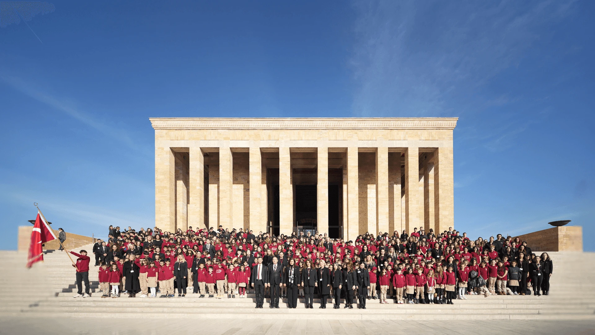 Wir sind mit unseren Schülern und Lehrern im Anıtkabir!